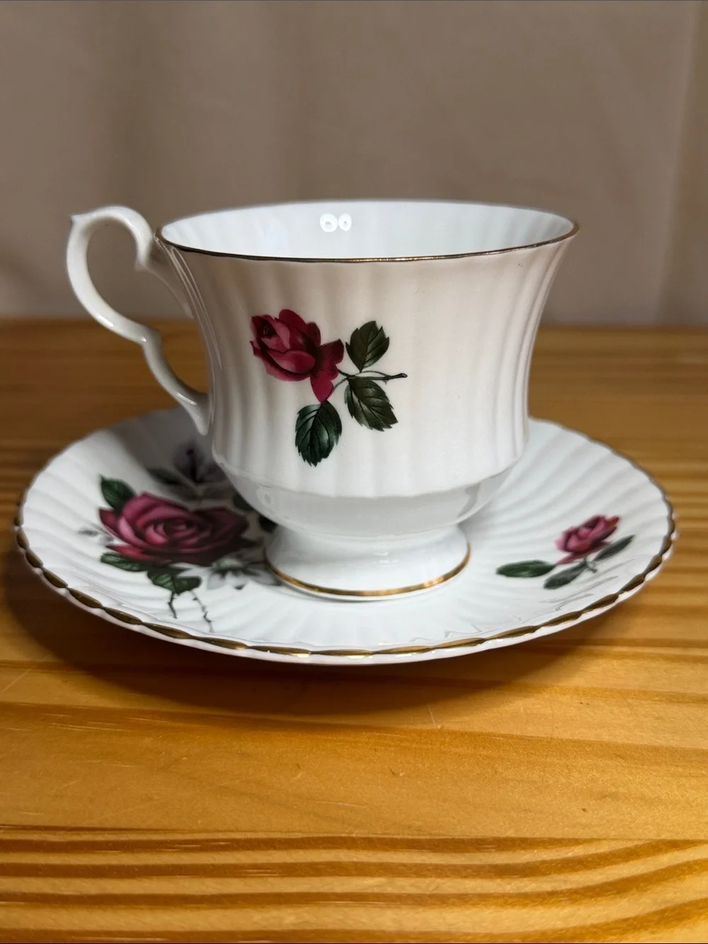 Vintage Royal Windsor Fine Bone China Teacup & Saucer Set - Red Roses England